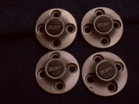 ฝาครอบดุมล้อรถเฟียต ครบชุดสภาพดี