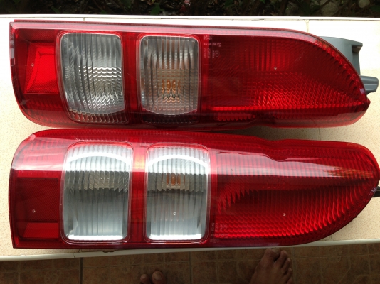 ไฟท้ายรถตู้โตโยต้าคอมมูเตอร์ แท้ๆถอดจากรถ 3500