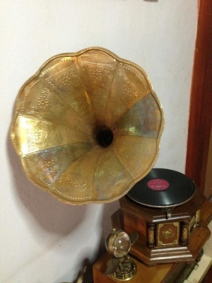 ขายเครื่องเล่นแผ่นเสียงโบราณ15,000 บาท สนใจติดต่อ0894111880
