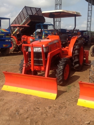 ขายรถไถคูโบต้า L3408  มีใบมีดคานโค้งหน้า โลตาลี่โชคชัย สภาพดี พร้อมเล่มทะเบียนค่ะ