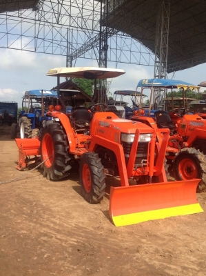 ขายรถไถคูโบต้า L3408  มีใบมีดคานโค้งหน้า โลตาลี่โชคชัย สภาพดี พร้อมเล่มทะเบียนค่ะ