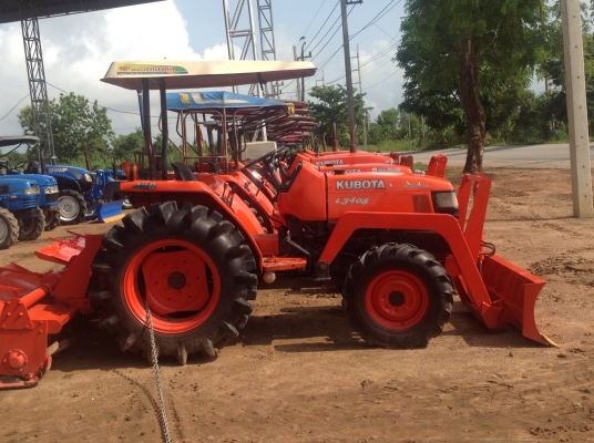 ขายรถไถคูโบต้า L3408  มีใบมีดคานโค้งหน้า โลตาลี่โชคชัย สภาพดี พร้อมเล่มทะเบียนค่ะ