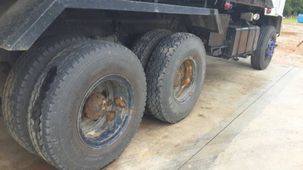 รถอีซูซุ 10 ล้อดั้ม 320 แรงม้า ปี 49  สนใจติดต่อ 081 - 6079515