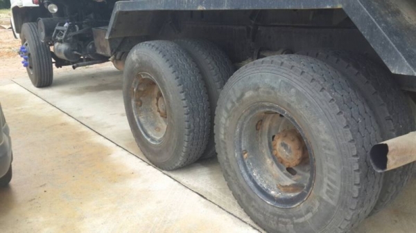 รถอีซูซุ 10 ล้อดั้ม 320 แรงม้า ปี 49  สนใจติดต่อ 081 - 6079515