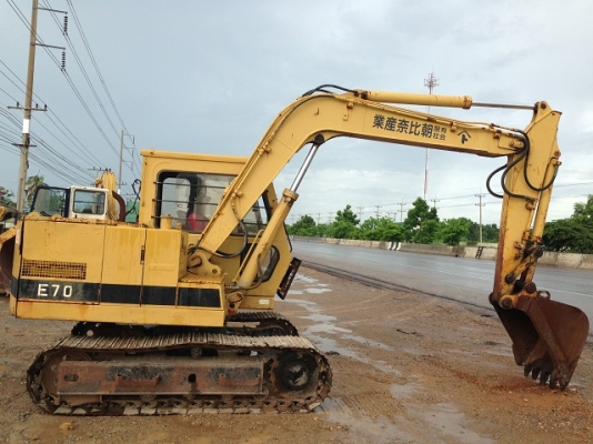 ขายรถแบคโฮ CAT E70 นำเข้าจากญิ่ปุ่น มีVDO (เท่า PC60-5) ปั้มนิ้ว ให้ชม ติดต่อ 081-2990958
