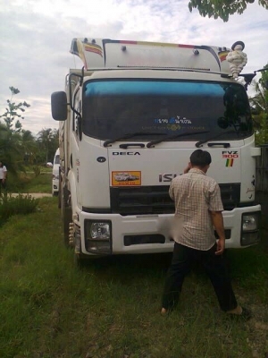 รถอีซูซุ 10 ล้อดั้ม 300 แรงม้า ปี 53  สนใจติดต่อ 081 - 6079515