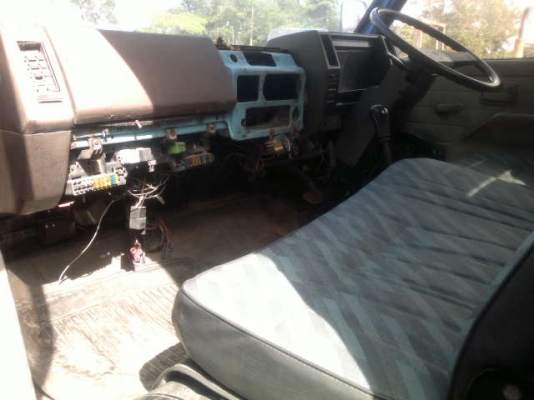 รถอิซูซุ 6 ล้อ รั่ว 115 แรงม้า  สนใจติดต่อ 081 - 6079515