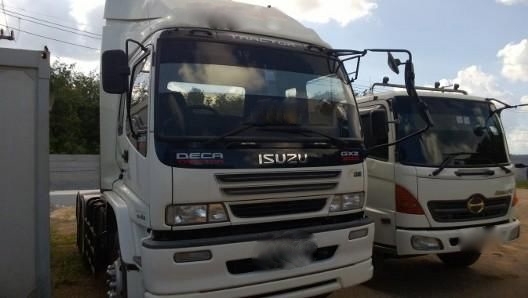 รถอิซูซุ 10 ล้อ หัวลาก  320 แรงม้า ปี 50  ( รถวิ่ง 130,000 กม. )  สนใจติดต่อ 081 - 6079515