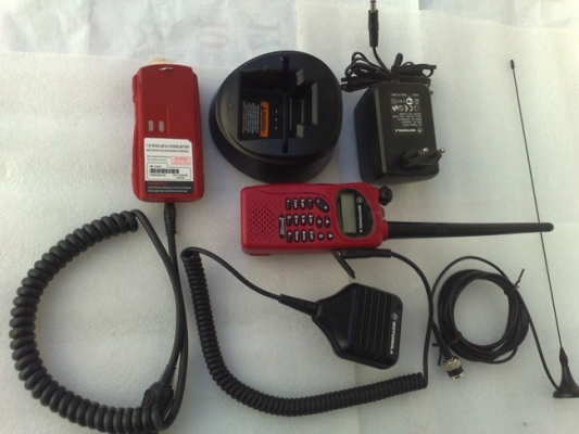 ขายวิทยุสื่อสาร MOTOROLA  COMMANDER 245 สถาพพร้อมใช้งานรับส่งปกติ ราคา 3500 บาท สิ่งที่จะได้ 1.ตัวเครื่อง  2.ถ่านใหม่1ก้อน  3.คลิป 4.เสายาง 5.เสาสไลด์ 6.เซฟเวอร์ 7.ไมค์นอกของ MOTOROLA 8.ขั้วแปลงเกลียวเป็นBNC 9.เสาคอเตอร์เวฟพร้อมสายนำสัญญาณและขั้วBNC 10.แท