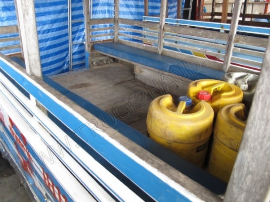 รถสองแถวแบบอันดามัน ยี่ห้อ DATSUN