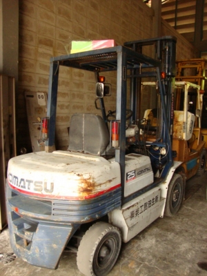 ขายรถโฟล์คลิฟท์  KOMATSU  FD25-11  เครื่องยนต์ดีเซล   เสาสูง  4  ม. เกียร์ธรรมดา  ฮิ้งโฟล์ค (งากระดก)  งา 1,070  มม.