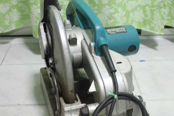 แท่นเครื่องเลื่อยตัดเหล็กขนาดใบ12นิ้ว makitaรุ่นLC1230