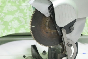 แท่นเครื่องเลื่อยตัดเหล็กขนาดใบ12นิ้ว makitaรุ่นLC1230