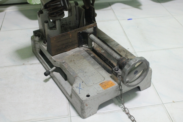 แท่นเครื่องเลื่อยตัดเหล็กขนาดใบ12นิ้ว makitaรุ่นLC1230