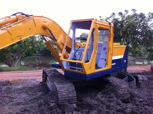 ขายด่วน KOMATSU PC 100-2  เก่าใน สภาพดี พร้อมใช้ เครื่องปั้มดี  ตัวเดินแรง  แอวแน่น