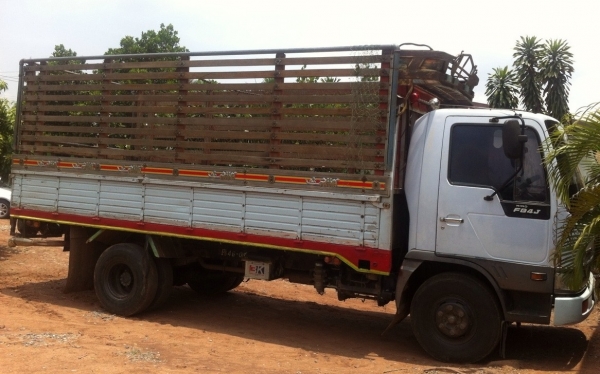 HINO FB4J 140 HP JO5C ปี 40 สมอเงิน รถห้างแท้ กระบะคอกเหล็กความยาว 5 เมตรสภาพสวยจัดทั้งคัน เครื่องแห้งแรงดีไม่มีเยิ้มเลย ภายในเก๋งคอนโซลสวยครบพร้อม แอร์เย็น พวงมาลัยเพาเวอร์ เบรคทริ๊ปฟี้ ช่วงล่างใหญ่คัชศีสวยมาก ยาง 8.25 ขอบ 16 สภาพดี 70\% พร้อมใช้งาน เอกสา HINO FB4J 140 HP JO5C ปี 40 สมอเงิน รถห้างแท้ กระบะคอกเหล็กความยาว 5 เมตรสภาพสวยจัดทั้งคัน เครื่องแห้งแรงดีไม่มีเยิ้มเลย ภายในเก๋งคอนโซลสวยครบพร้อม แอร์เย็น พวงมาลัยเพาเวอร์ เบรคทริ๊ปฟี้ ช่วงล่างใหญ่คัชศีสวยมาก ยาง 8.25 ขอบ 16 สภาพดี 70\% พร้อมใช้งาน เอกสา