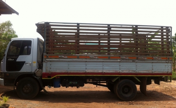 HINO FB4J 140 HP JO5C ปี 40 สมอเงิน รถห้างแท้ กระบะคอกเหล็กความยาว 5 เมตรสภาพสวยจัดทั้งคัน เครื่องแห้งแรงดีไม่มีเยิ้มเลย ภายในเก๋งคอนโซลสวยครบพร้อม แอร์เย็น พวงมาลัยเพาเวอร์ เบรคทริ๊ปฟี้ ช่วงล่างใหญ่คัชศีสวยมาก ยาง 8.25 ขอบ 16 สภาพดี 70\% พร้อมใช้งาน เอกสา