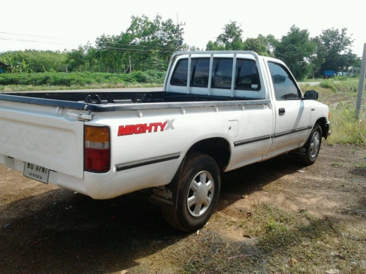 TOYOTA HILUX MIGHTY-X 2.5 MT ปี 38 รถสวยจัดสีบางเดิม ไม่เคยมีอุบัติเหตุหนักเลย เครื่องแน่นแรงดี ภายในเก๋งคอนโซลสวย แอร์เย็น พวงมาลัยธรรมดา กระบะปูพื้นยางลายเนอร์ ช่วงล่างคัชซีสวยมาก ยางสภาพดี 4 เส้นประมาณ 70\% พร้อมใช้งาน เอกสารเล่มทะเบียนครบพร้อมโอน ราคาต