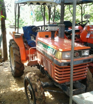 KUBOTA L1-20 - 20 HP 2 เพลา รถสภาพดีมากครับพร้อมทำงานได้เลย อุปกรณ์มีผานพรวนดิน 4 เครื่องยนต์แน่นแรงดี ระบบไฮดรอลิกส์ไม่มีแตก ช่วงล่างแน่นดี ยางสภาพดี 4 เส้นหน้าหลังประมาณ 60\% พร้อมใช้งาน เอกสารสัญญาซื้อขาย ราคาต่อรองได้ครับ