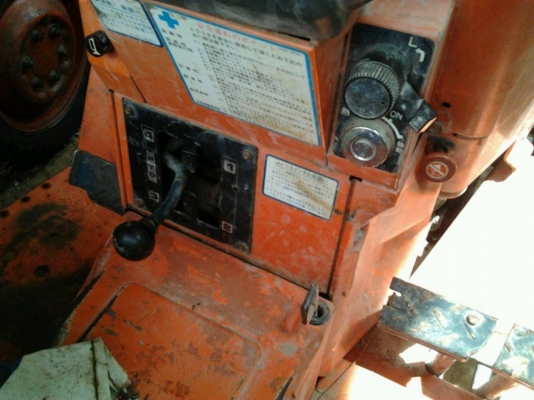 KUBOTA L1-20 - 20 HP 2 เพลา รถสภาพดีมากครับพร้อมทำงานได้เลย อุปกรณ์มีผานพรวนดิน 4 เครื่องยนต์แน่นแรงดี ระบบไฮดรอลิกส์ไม่มีแตก ช่วงล่างแน่นดี ยางสภาพดี 4 เส้นหน้าหลังประมาณ 60\% พร้อมใช้งาน เอกสารสัญญาซื้อขาย ราคาต่อรองได้ครับ