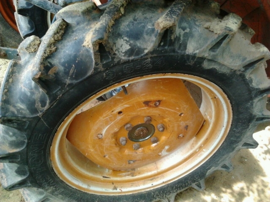 KUBOTA L1-20 - 20 HP 2 เพลา รถสภาพดีมากครับพร้อมทำงานได้เลย อุปกรณ์มีผานพรวนดิน 4 เครื่องยนต์แน่นแรงดี ระบบไฮดรอลิกส์ไม่มีแตก ช่วงล่างแน่นดี ยางสภาพดี 4 เส้นหน้าหลังประมาณ 60\% พร้อมใช้งาน เอกสารสัญญาซื้อขาย ราคาต่อรองได้ครับ