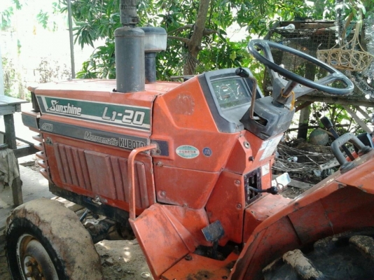 KUBOTA L1-20 - 20 HP 2 เพลา รถสภาพดีมากครับพร้อมทำงานได้เลย อุปกรณ์มีผานพรวนดิน 4 เครื่องยนต์แน่นแรงดี ระบบไฮดรอลิกส์ไม่มีแตก ช่วงล่างแน่นดี ยางสภาพดี 4 เส้นหน้าหลังประมาณ 60\% พร้อมใช้งาน เอกสารสัญญาซื้อขาย ราคาต่อรองได้ครับ