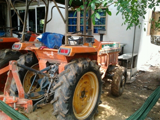 KUBOTA L1-20 - 20 HP 2 เพลา รถสภาพดีมากครับพร้อมทำงานได้เลย อุปกรณ์มีผานพรวนดิน 4 เครื่องยนต์แน่นแรงดี ระบบไฮดรอลิกส์ไม่มีแตก ช่วงล่างแน่นดี ยางสภาพดี 4 เส้นหน้าหลังประมาณ 60\% พร้อมใช้งาน เอกสารสัญญาซื้อขาย ราคาต่อรองได้ครับ