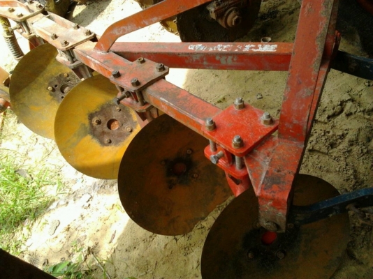 KUBOTA L1-20 - 20 HP 2 เพลา รถสภาพดีมากครับพร้อมทำงานได้เลย อุปกรณ์มีผานพรวนดิน 4 เครื่องยนต์แน่นแรงดี ระบบไฮดรอลิกส์ไม่มีแตก ช่วงล่างแน่นดี ยางสภาพดี 4 เส้นหน้าหลังประมาณ 60\% พร้อมใช้งาน เอกสารสัญญาซื้อขาย ราคาต่อรองได้ครับ