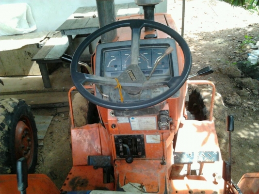 KUBOTA L1-20 - 20 HP 2 เพลา รถสภาพดีมากครับพร้อมทำงานได้เลย อุปกรณ์มีผานพรวนดิน 4 เครื่องยนต์แน่นแรงดี ระบบไฮดรอลิกส์ไม่มีแตก ช่วงล่างแน่นดี ยางสภาพดี 4 เส้นหน้าหลังประมาณ 60\% พร้อมใช้งาน เอกสารสัญญาซื้อขาย ราคาต่อรองได้ครับ