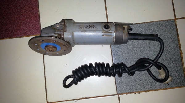 ขายหินเจีย(ลูกหมู)ขนาดใส่ใบ4นิ้วยี่ห้อMAKITAรุ่น9500ของแท้MADE IN JAPAN