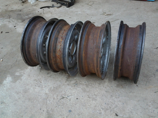 JOECLASSIC..ขายล้อเดิมใส่ดัทสัน520  521 620 ได้เลยสภาพดีชุดละ2500..สนใจสอบฤามได้..