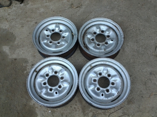 JOECLASSIC..ขายล้อเดิมใส่ดัทสัน520  521 620 ได้เลยสภาพดีชุดละ2500..สนใจสอบฤามได้..