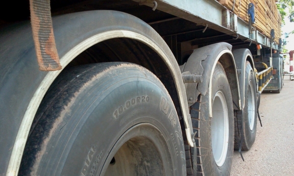 NISSAN DIESEL CK 350 พร้อมหางสามเพลาแท้ ราคาลดลงมาเหลือ 1,600,000 บาทค่ะ NISSAN DIESEL CK 350 พร้อมหางสามเพลาแท้ ราคาลดลงมาเหลือ 1,600,000 บาทค่ะ