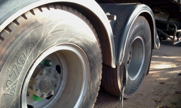 NISSAN DIESEL CK 350 พร้อมหางสามเพลาแท้ ราคาลดลงมาเหลือ 1,600,000 บาทค่ะ NISSAN DIESEL CK 350 พร้อมหางสามเพลาแท้ ราคาลดลงมาเหลือ 1,600,000 บาทค่ะ