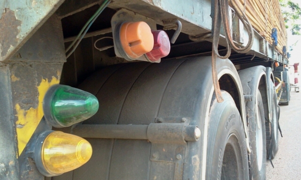 NISSAN DIESEL CK 350 พร้อมหางสามเพลาแท้ ราคาลดลงมาเหลือ 1,600,000 บาทค่ะ NISSAN DIESEL CK 350 พร้อมหางสามเพลาแท้ ราคาลดลงมาเหลือ 1,600,000 บาทค่ะ