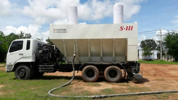 รถส่งปูนผงแบบโปรยหลังรีไซกลิ่ง