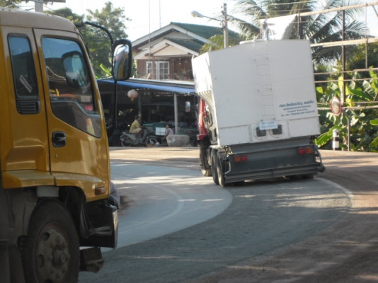 รถส่งปูนผงแบบโปรยหลังรีไซกลิ่ง