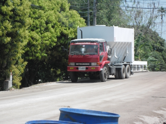 รถส่งปูนผงแบบโปรยหลังรีไซกลิ่ง