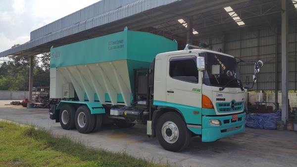 รถส่งปูนผงแบบโปรยหลังรีไซกลิ่ง