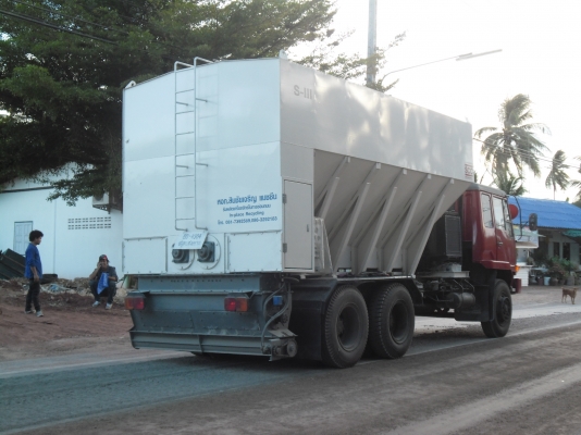 รถส่งปูนผงแบบโปรยหลังรีไซกลิ่ง