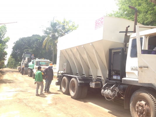 รถส่งปูนผงแบบโปรยหลังรีไซกลิ่ง