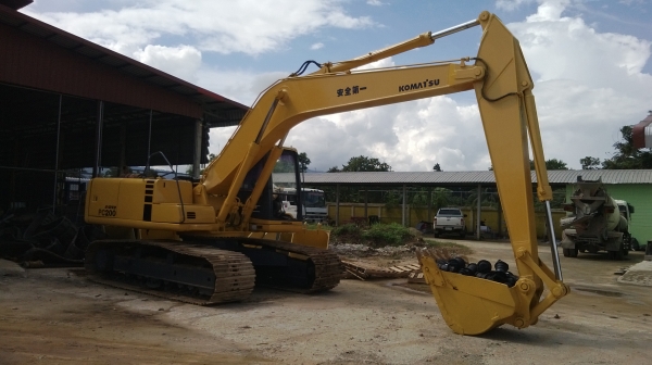 ขายรถขุด komatsu pc200-6