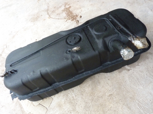 ถังนํ้ามันประมาณ 70ลิตรพร้อมเครื่องวัดนํ้ามัน