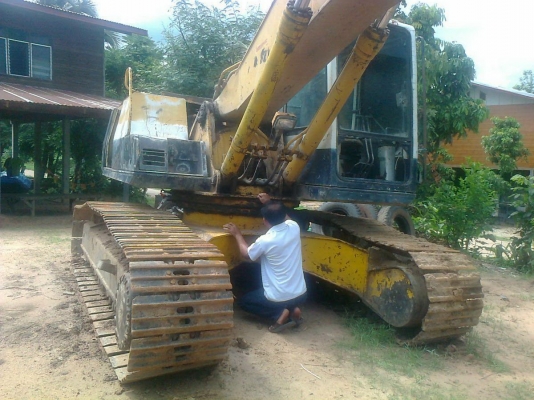 ขายKOMATSU PC 200-5 สภาพสวยพร้อมใช้ เล่มทะเบียนพร้อมโอน ราคาต่อรองได้ ติดต่อได้ทีคุณ อ๊อฟ พิจิตร 086-737-9991