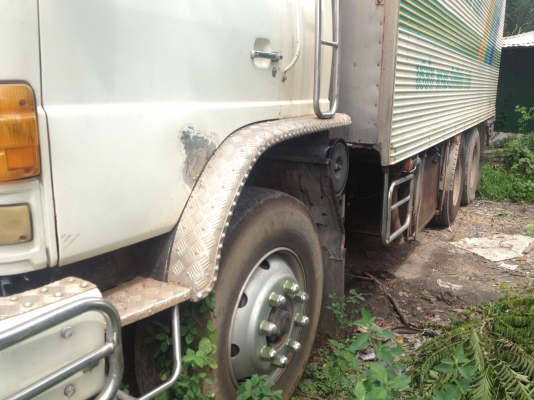 ขายสิบล้อ HINO FL227 1เพลา เครื่อง EM100 220แรง บรรทุกตู้เปียกแสตนเหรด สภาพตามรูป เครื่องดีแห้งแน่น เกียรเดิมดี รถพร้อม รถสวยมากๆเจ้าของดูแลอย่างดี ทะเบียนหมด57 รถเดิมๆ สีบาง คัซซีไม่มีผุ ยางดีทุกเส้น  890,000.- อู่ช่างหน่อง 082-028-2888