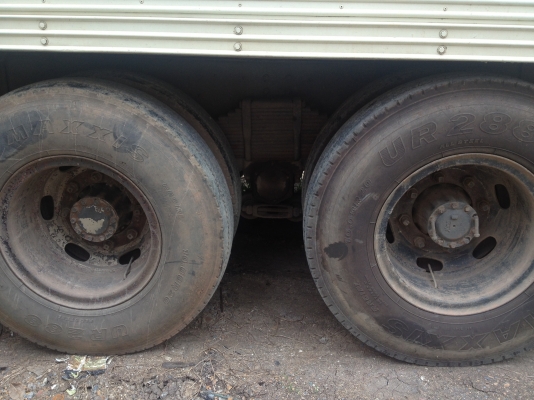 ขายสิบล้อ HINO FL227 1เพลา เครื่อง EM100 220แรง บรรทุกตู้เปียกแสตนเหรด สภาพตามรูป เครื่องดีแห้งแน่น เกียรเดิมดี รถพร้อม รถสวยมากๆเจ้าของดูแลอย่างดี ทะเบียนหมด57 รถเดิมๆ สีบาง คัซซีไม่มีผุ ยางดีทุกเส้น  890,000.- อู่ช่างหน่อง 082-028-2888