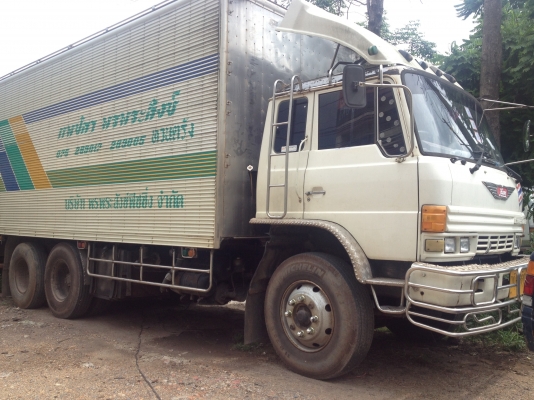 ขายสิบล้อ HINO FL227 1เพลา เครื่อง EM100 220แรง บรรทุกตู้เปียกแสตนเหรด สภาพตามรูป เครื่องดีแห้งแน่น เกียรเดิมดี รถพร้อม รถสวยมากๆเจ้าของดูแลอย่างดี ทะเบียนหมด57 รถเดิมๆ สีบาง คัซซีไม่มีผุ ยางดีทุกเส้น  890,000.- อู่ช่างหน่อง 082-028-2888