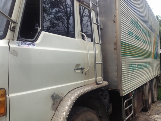 ขายสิบล้อ HINO FL227 1เพลา เครื่อง EM100 220แรง บรรทุกตู้เปียกแสตนเหรด สภาพตามรูป เครื่องดีแห้งแน่น เกียรเดิมดี รถพร้อม รถสวยมากๆเจ้าของดูแลอย่างดี ทะเบียนหมด57 รถเดิมๆ สีบาง คัซซีไม่มีผุ ยางดีทุกเส้น  890,000.- อู่ช่างหน่อง 082-028-2888