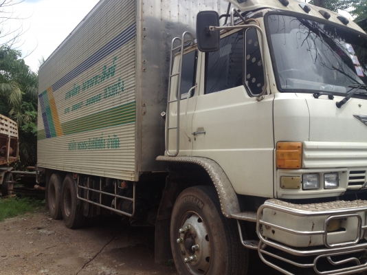 ขายสิบล้อ HINO FL227 1เพลา เครื่อง EM100 220แรง บรรทุกตู้เปียกแสตนเหรด สภาพตามรูป เครื่องดีแห้งแน่น เกียรเดิมดี รถพร้อม รถสวยมากๆเจ้าของดูแลอย่างดี ทะเบียนหมด57 รถเดิมๆ สีบาง คัซซีไม่มีผุ ยางดีทุกเส้น  890,000.- อู่ช่างหน่อง 082-028-2888