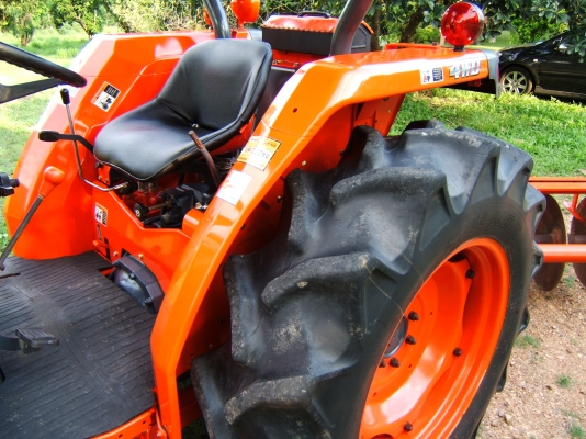 KUBOTA L4508 DT 4WD พร้อมใบดันดินหน้าและผาน6ตราช้าง KUBOTA L4508 DT 4WD พร้อมใบดันดินหน้าและผาน6ตราช้าง